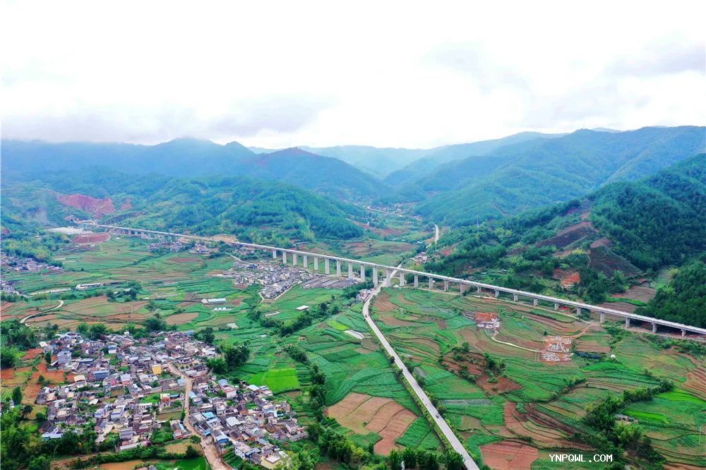中老鐵路攜配齊物流跨越山川大河開(kāi)辟人類(lèi)文明新篇章