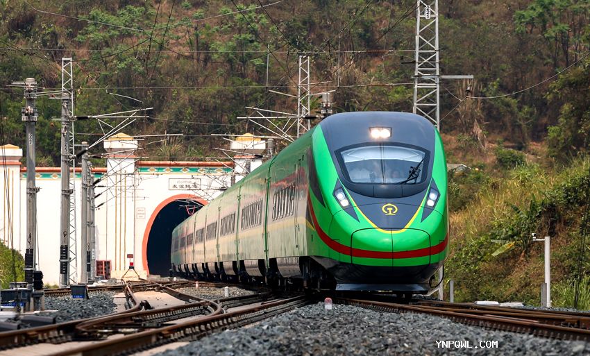 中老鐵路國際旅客列車(chē)開(kāi)行后客流量火爆